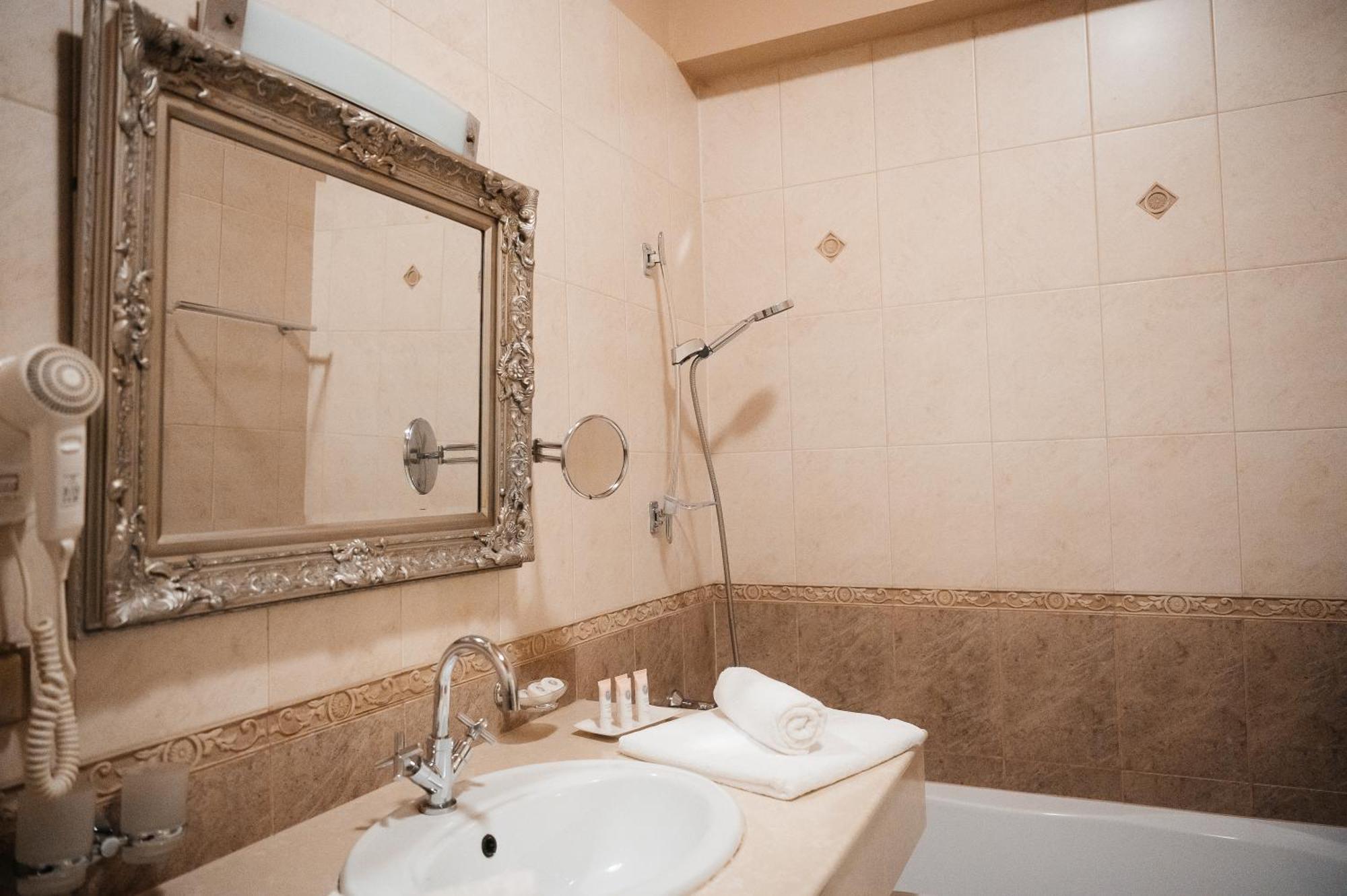 Alisa Hotel カルロヴィ・ヴァリ エクステリア 写真