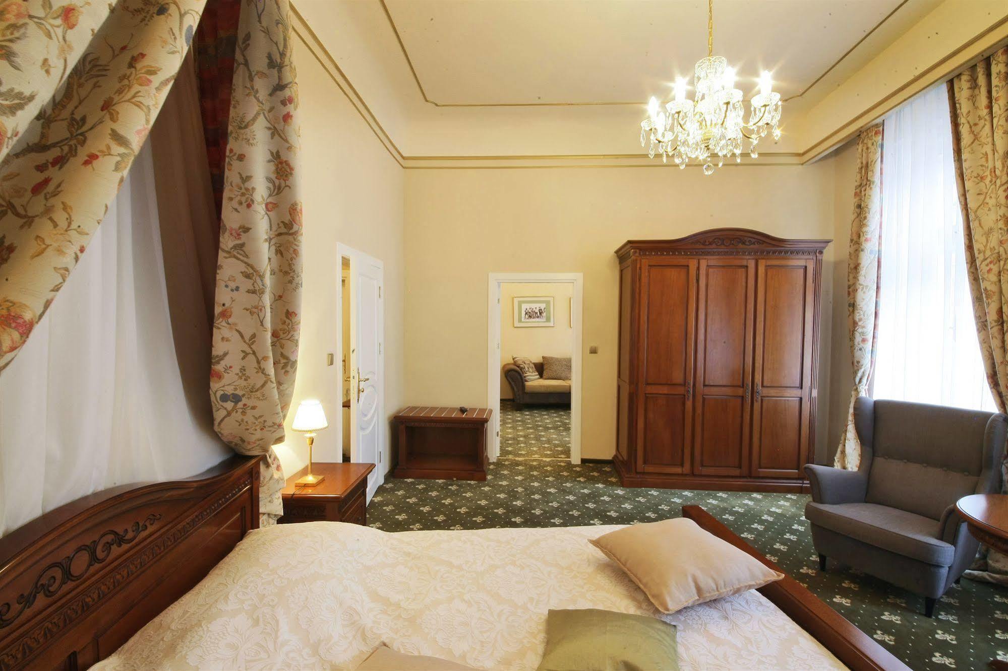Alisa Hotel カルロヴィ・ヴァリ エクステリア 写真